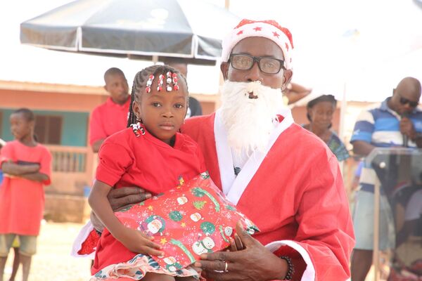 image de Don de cadeaux aux enfants des femmes rurales (Noël pour Tous)